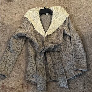 Cozy Gray Women's Sweater with Cream Collar
